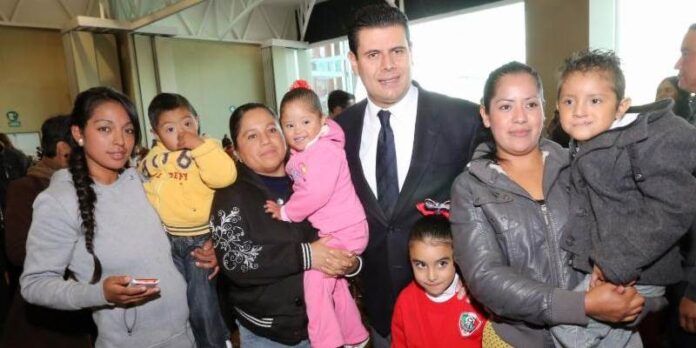 Miguel Alonso con beneficiarios