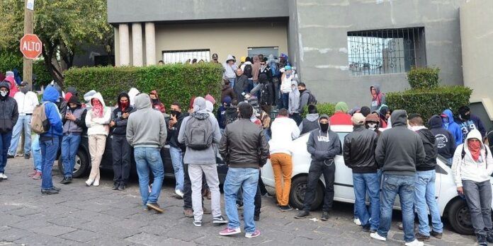 Tomaron por alrededor de 5 minutos las instalaciones, luego montaron guardia Tomaron por alrededor de 5 minutos las instalaciones, luego montaron guardia