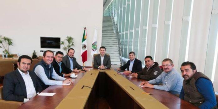 Alonso Reyes se comprometió a analizar la petición. Alonso Reyes se comprometió a analizar la petición.
