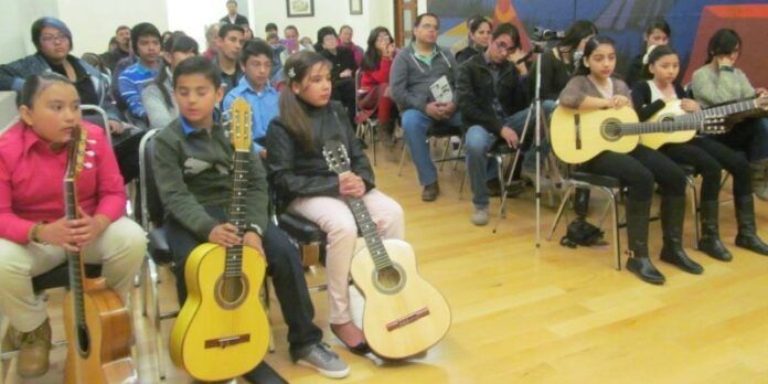 Estudiantes del taller de guitarra Estudiantes del taller de guitarra