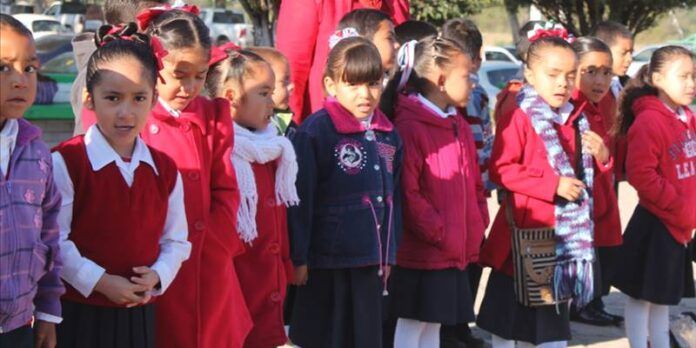 Niñas abrigadas Niñas abrigadas
