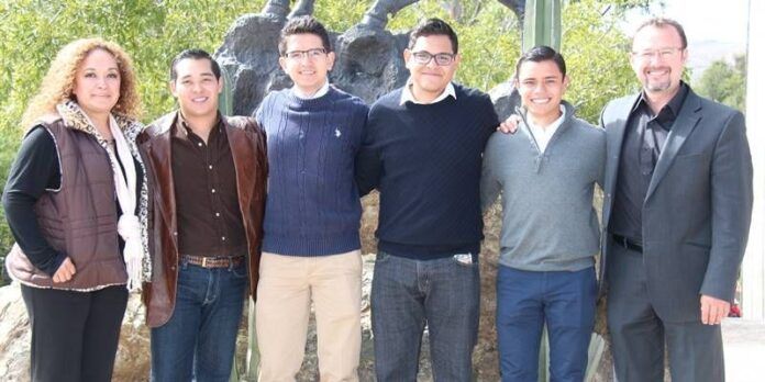 Los 4 alumnos con sus asesores. Los 4 alumnos con sus asesores.