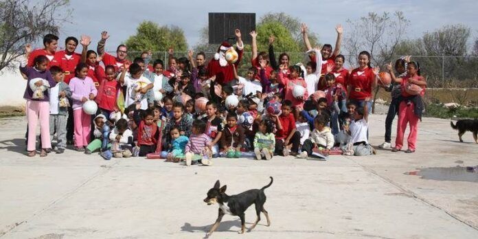 Llevan juguetes y diversión al semidesierto Llevan juguetes y diversión al semidesierto