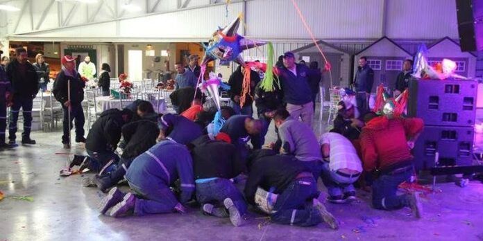 Se lanzan por dulces de la piñata