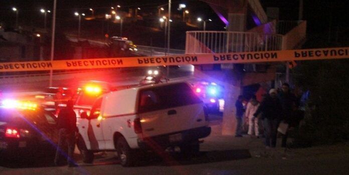 Sobre el Puente Peatonal quedó el cuerpo