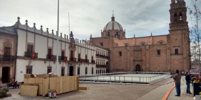 Ya están instalando la pista de hielo. Ya están instalando la pista de hielo.