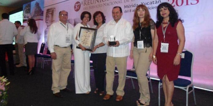 Gerardo Luna con el galardón