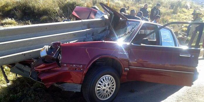 Automóvil queda destrozado
