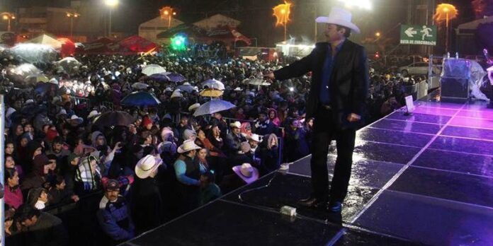 Disfrutan calerenses a pesar de frío y lluvia Disfrutan calerenses a pesar de frío y lluvia