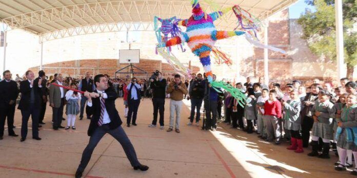 Gobernador le da a la piñata Gobernador le da a la piñata
