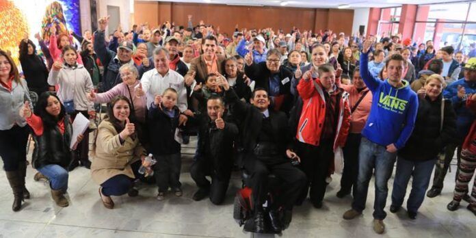 Carlos Peña con beneficiarios Carlos Peña con beneficiarios