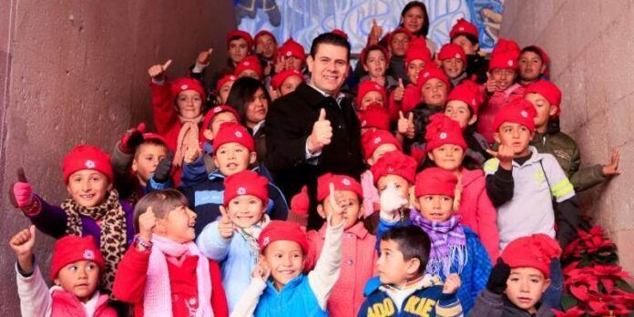 Gobernador con 153 niños de escasos recursos Gobernador con 153 niños de escasos recursos