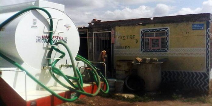 Pipa de agua afuera de vivienda