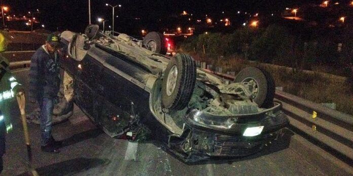 Llantas arriba quedó la camioneta Llantas arriba quedó la camioneta