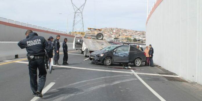 Retiran el auto en grúa Retiran el auto en grúa
