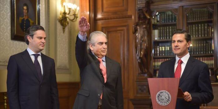 Toma posesión ante Peña Nieto Toma posesión ante Peña Nieto