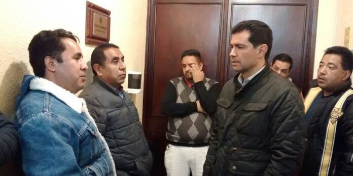 Rafael Flores los atiende en el Congreso Rafael Flores los atiende en el Congreso