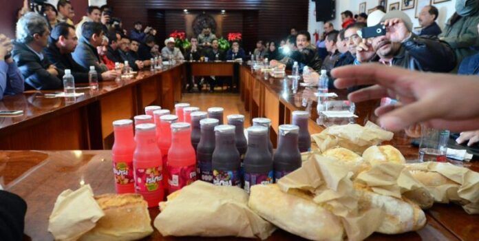 Soledad Luévano les envió bolillos y jugos Soledad Luévano les envió bolillos y jugos