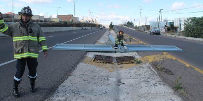 Bomberos levantan señalamiento Bomberos levantan señalamiento