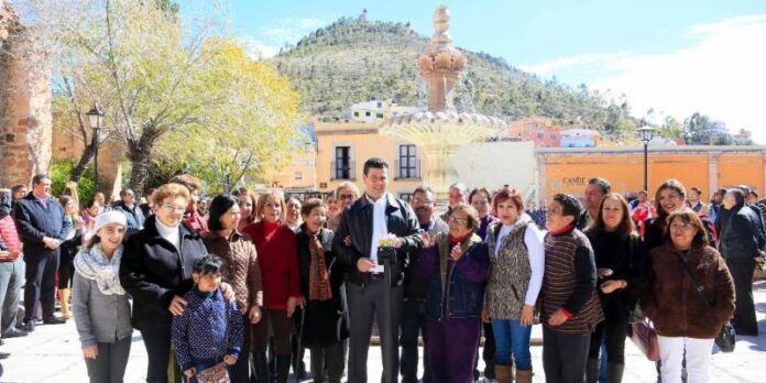Gobernador pone en marcha la fuente Gobernador pone en marcha la fuente