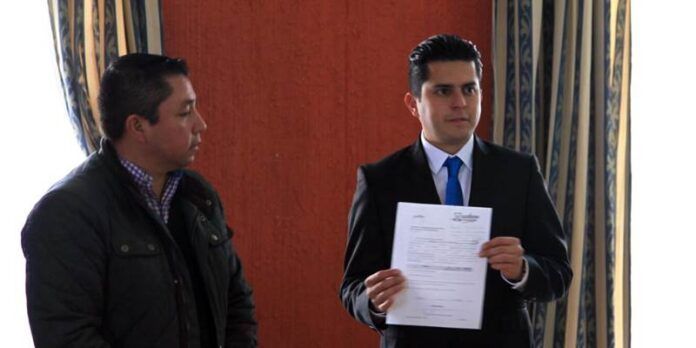Hector Márquez con su registro Hector Márquez con su registro