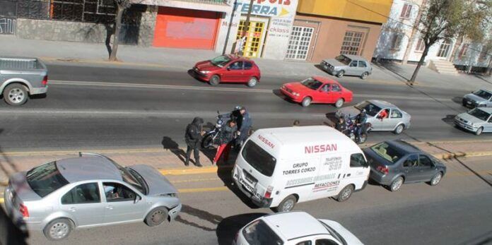 Policías y tránsitos atienden el percance. Policías y tránsitos atienden el percance.