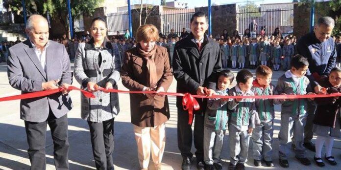 Carlos Peña corta listón inaugural