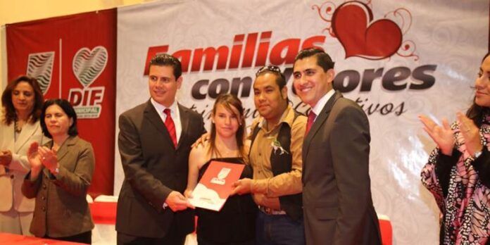 Gobernador y alcalde con pareja recién casada Gobernador y alcalde con pareja recién casada