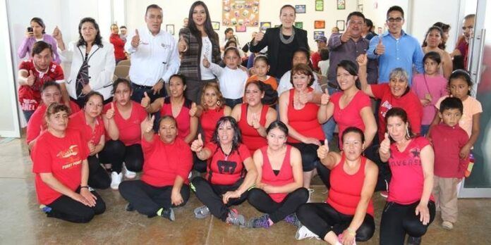 Participantes posan con autoridades