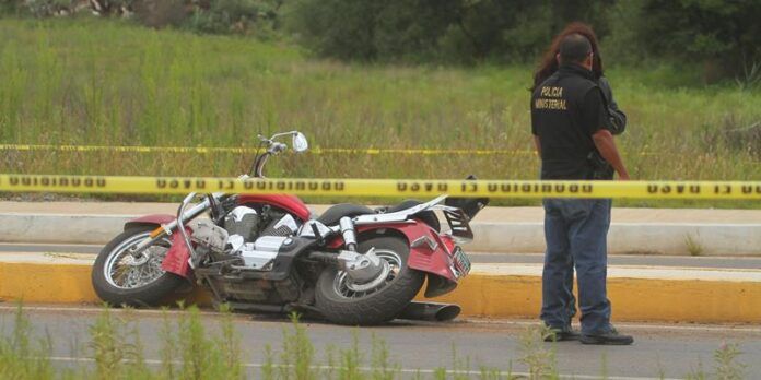 La motocicleta cayó de costado. La motocicleta cayó de costado.