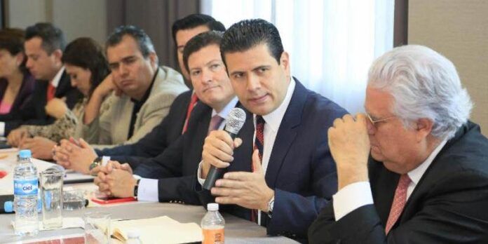 Gobernador se reúne con Consejo de Desarrollo Económico.