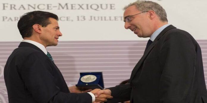 Peña Nieto recibe medalla