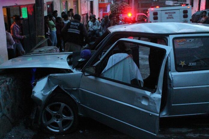 Auto estrellado contra un muro Auto estrellado contra un muro