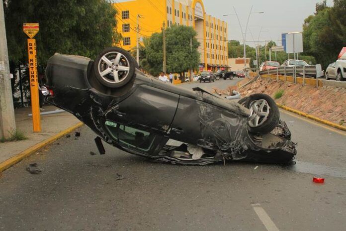 El auto quedó llantas arriba El auto quedó llantas arriba