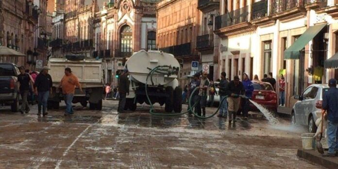 Trabajadores municipales lavaron el adoquín Trabajadores municipales lavaron el adoquín