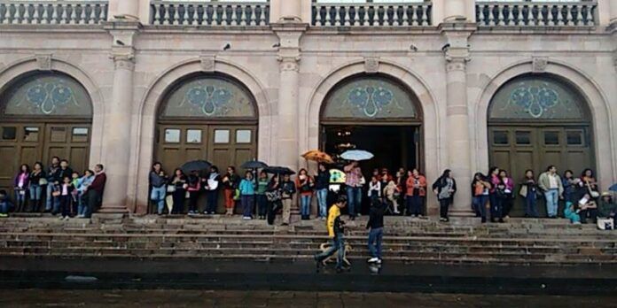Zacatecanos esperando Zacatecanos esperando