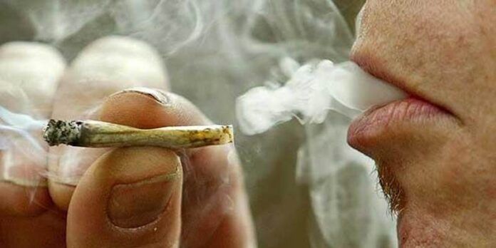Hombre fumando marihuana Hombre fumando marihuana