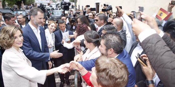 Reyes saludan a perosnas que los esperaban Reyes saludan a perosnas que los esperaban