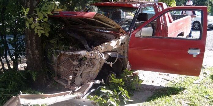 Con el frente destrozado terminó la Nissan Con el frente destrozado terminó la Nissan