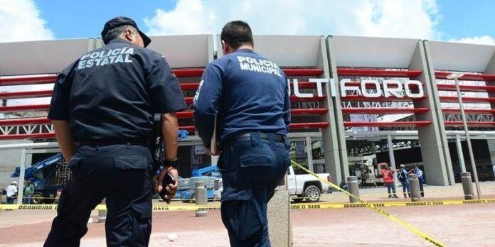Policías frente al Multiforo, aún sin terminar