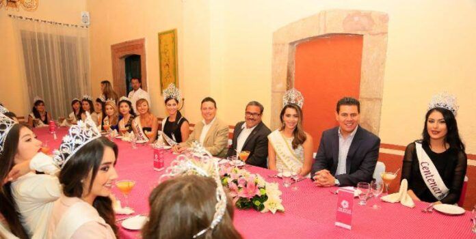 Convive gobernador con las jóvenes Convive gobernador con las jóvenes