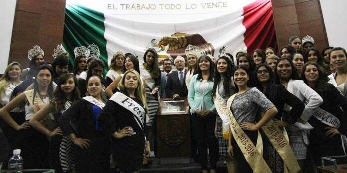 Las jóvenes posan con el diputado presidente Las jóvenes posan con el diputado presidente
