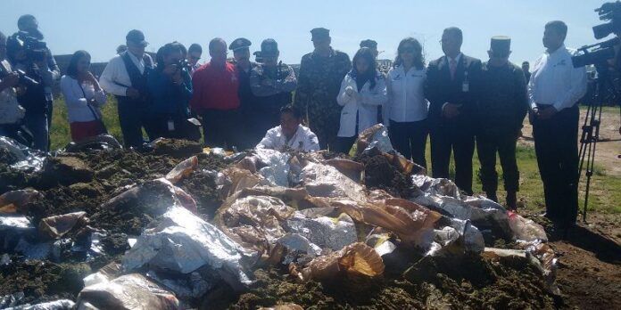 Funcionarios presenciaron la incineración Funcionarios presenciaron la incineración