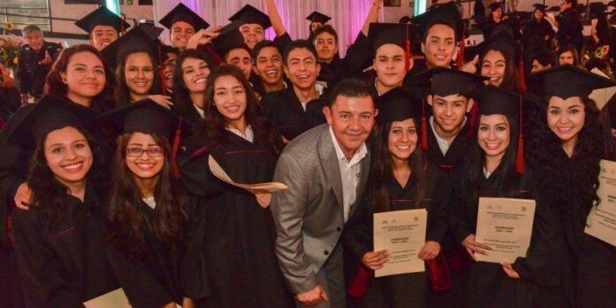 Graduados y el alcalde Gilberto Dévora Graduados y el alcalde Gilberto Dévora