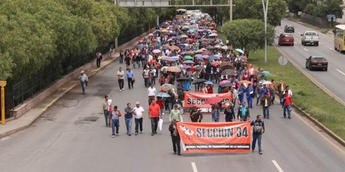 Marchan maestros por el bulevar. Marchan maestros por el bulevar.