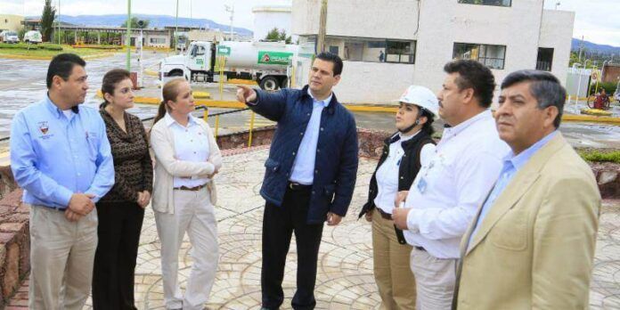 Miguel Alonso con superintendente de Pemex Miguel Alonso con superintendente de Pemex