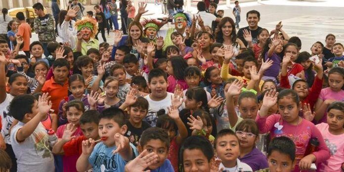 Candidatas se divierten con los niños Candidatas se divierten con los niños