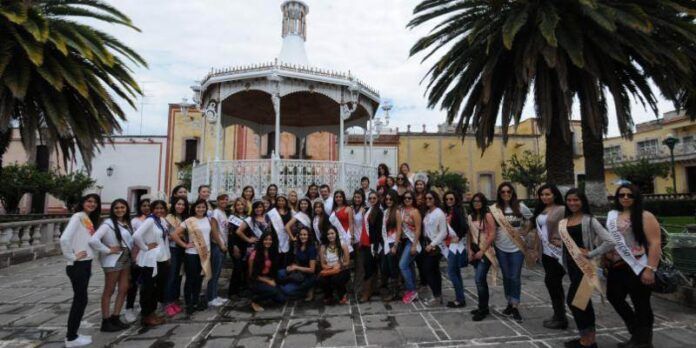 Las jóvenes posan en el kiosco