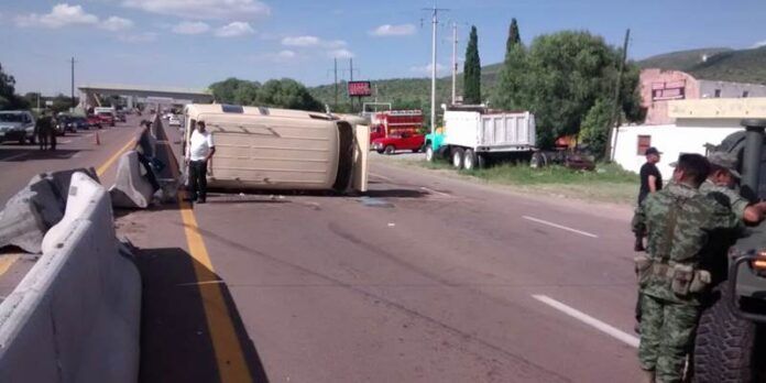 El vehículo quedó de costado en la carretera. El vehículo quedó de costado en la carretera.