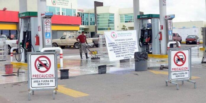 Hacen limpieza en gasolinera cerrada Hacen limpieza en gasolinera cerrada